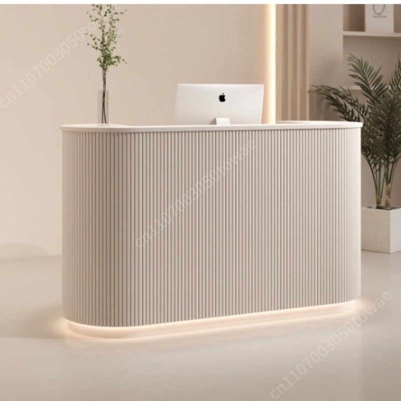 Desk Setup White - เคาน์เตอร์ต้อนรับโค้งแนวตั้งลายร่องพร้อมไฟ LED สร้างบรรยากาศ, เคาน์เตอร์หน้าร้านสีขาวครีมสไตล์โมเดิร์นสำหรับร้านเสริมสวย สปา และธุรกิจ
